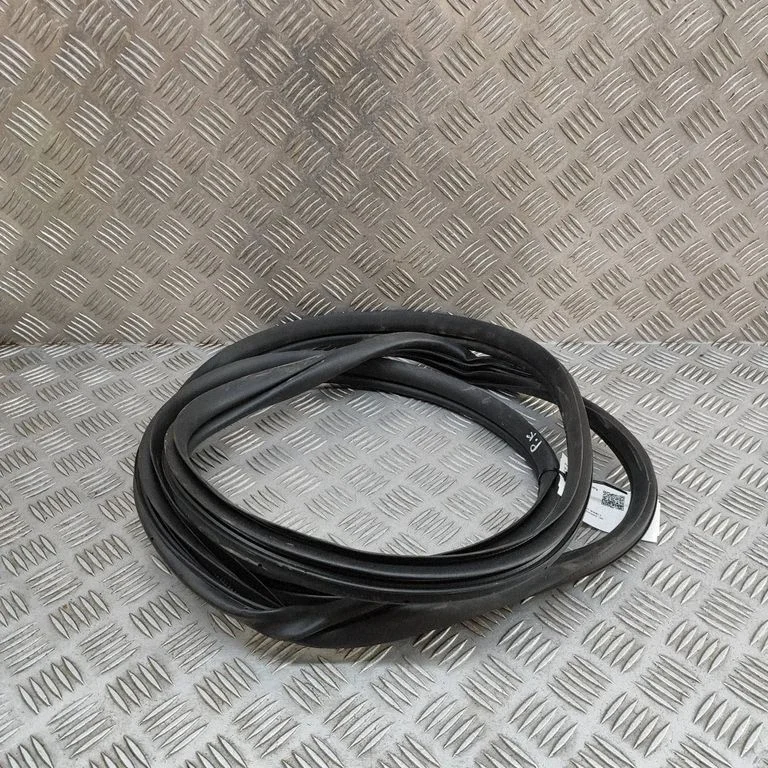 Rubber seal front coupe door 82110KL000