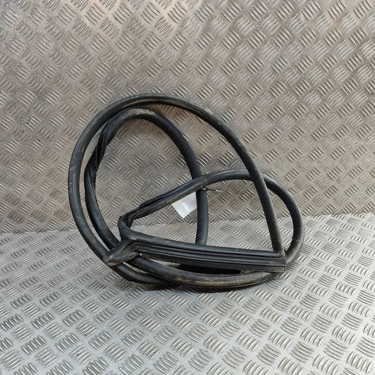 Blīvgumija (uz priekšējām durvīm) 8W6831707D