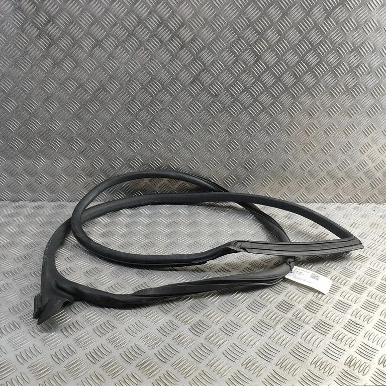 Blīvgumija (uz priekšējām durvīm) 8W6831707