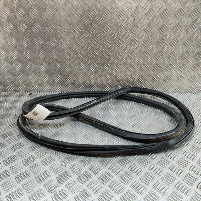 Blīvgumija (uz priekšējām durvīm) 81A831721B