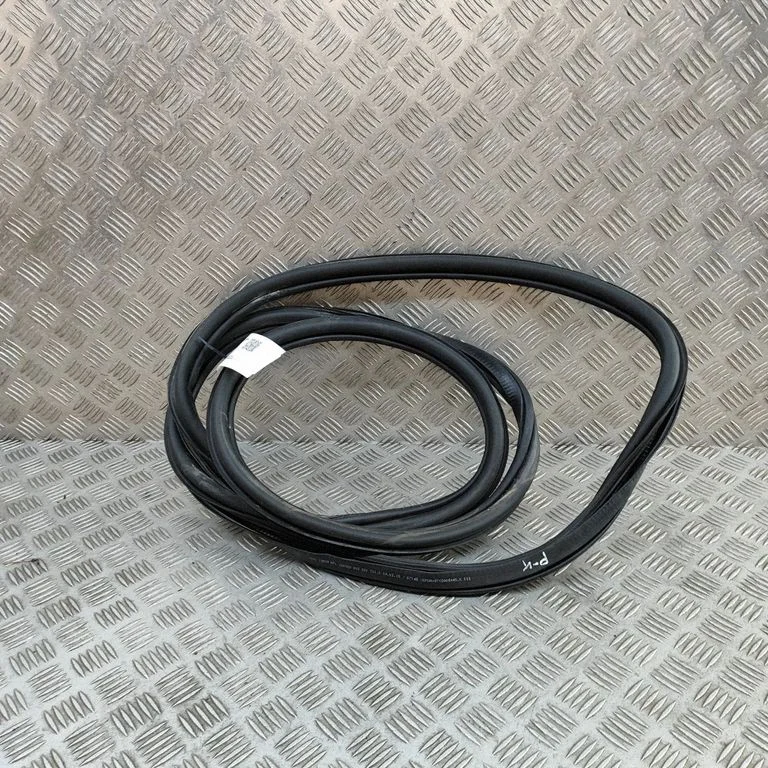 Blīvgumija (uz priekšējām durvīm) 8X3831721C