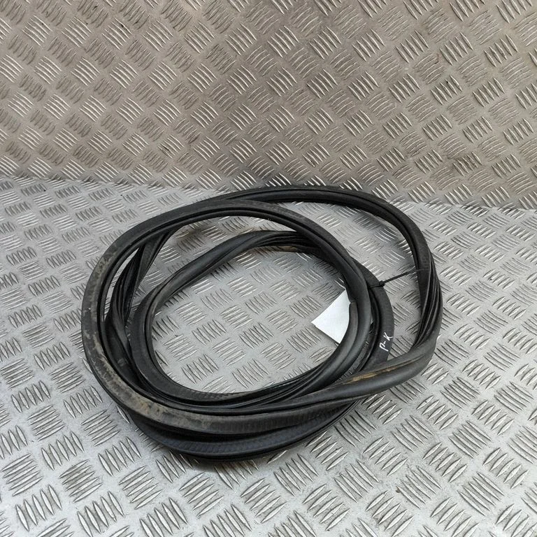 Rubber seal front coupe door – Porsche Macan (95B) (2019-)