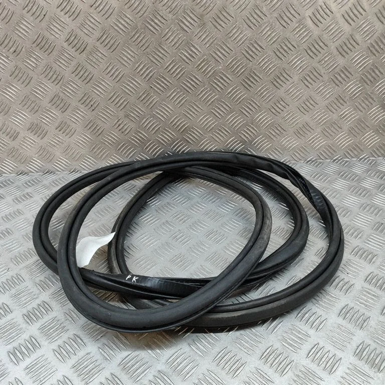Blīvgumija (uz priekšējām durvīm) 31457673