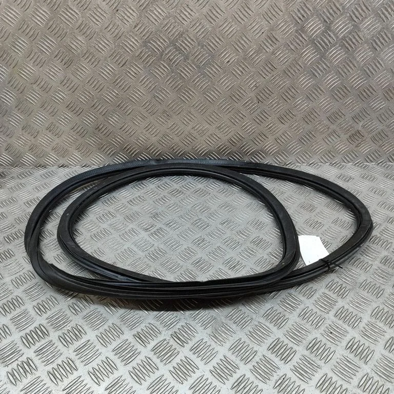 Kupee esiukse tihend 8V4831721A