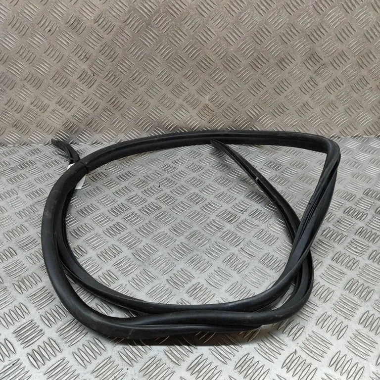 Blīvgumija (uz priekšējām durvīm) 623120K070