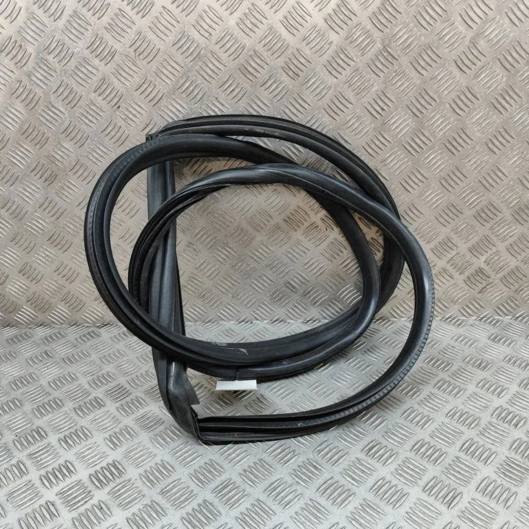 Blīvgumija (uz priekšējām durvīm) 7348419