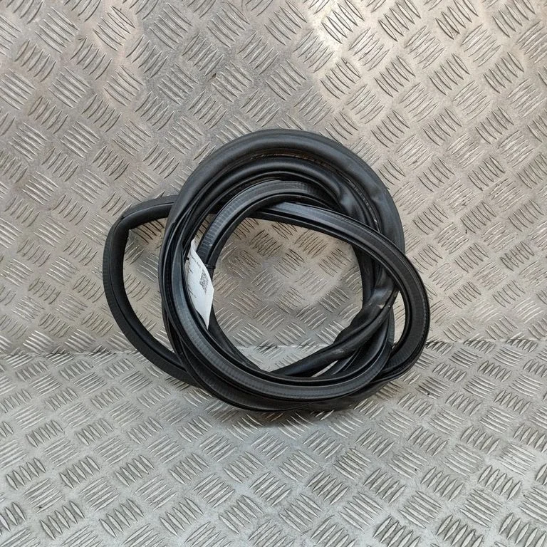 Blīvgumija (uz priekšējām durvīm) SC2E5407111