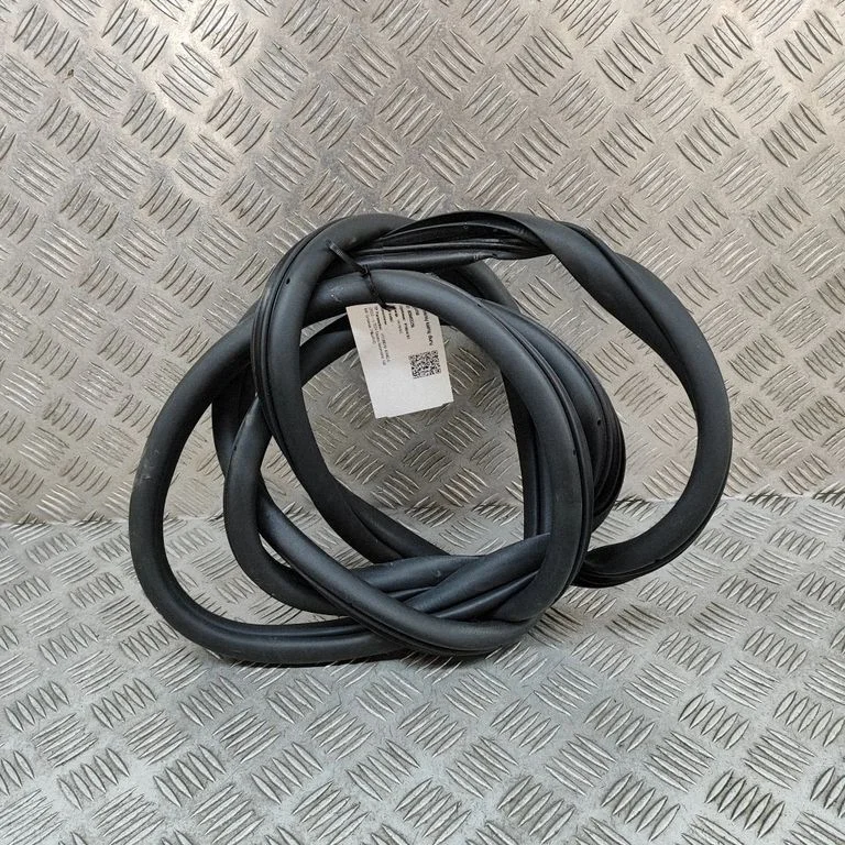 Kupee esiukse tihend 82110KL000