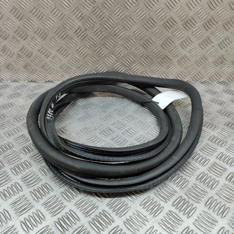 Blīvgumija (uz priekšējām durvīm) 7178039