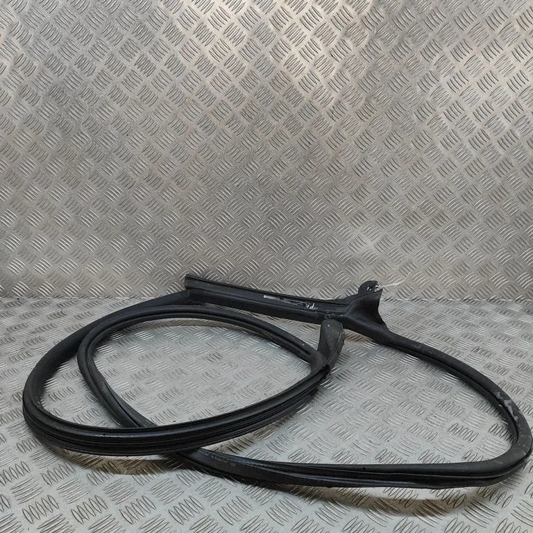 Blīvgumija (uz priekšējām durvīm) 3G8867337