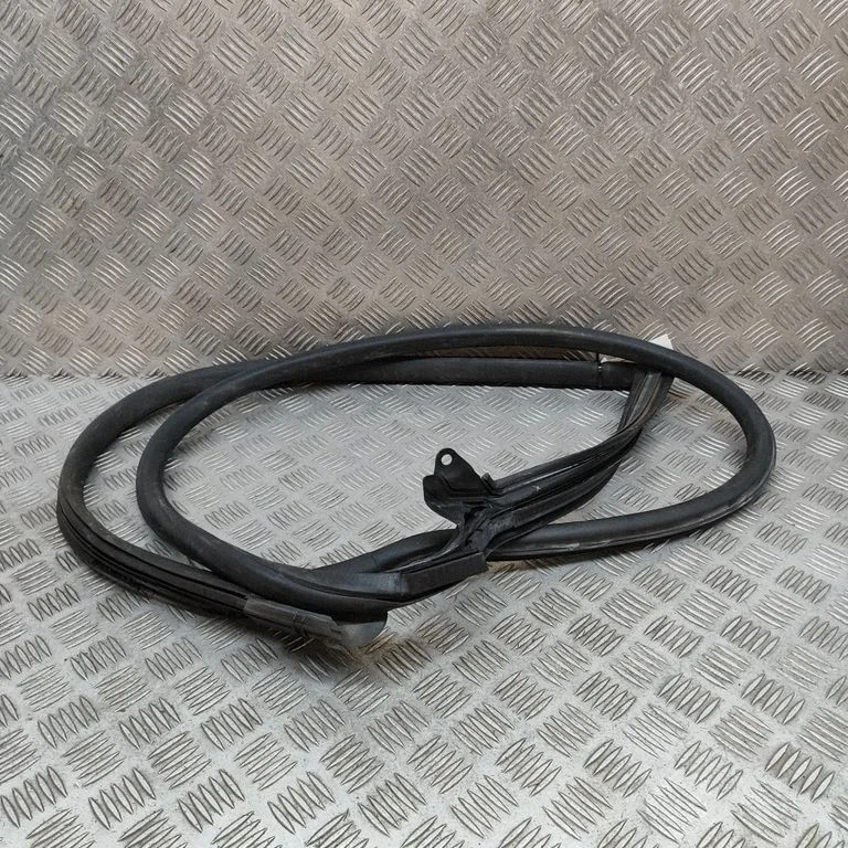 Blīvgumija (uz priekšējām durvīm) 8W8831707