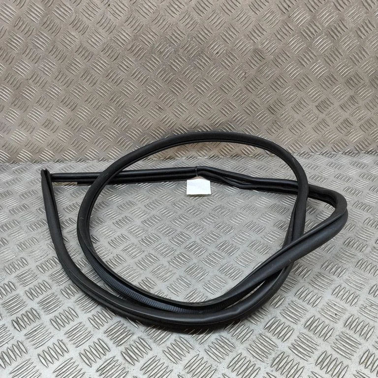 Rubber seal front coupe door 6786276020