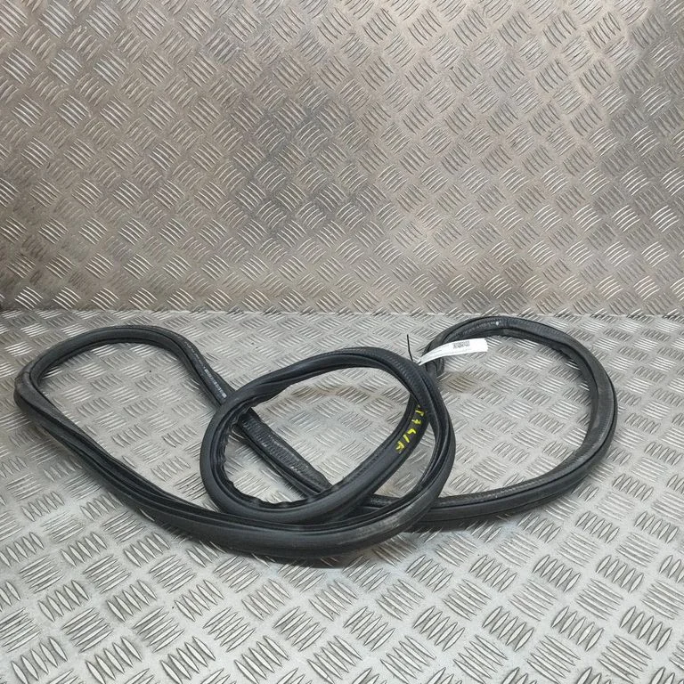Blīvgumija (uz priekšējām durvīm) 5E3867365B