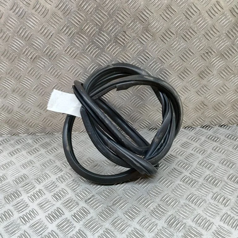 Rubber seal front coupe door 6786276020