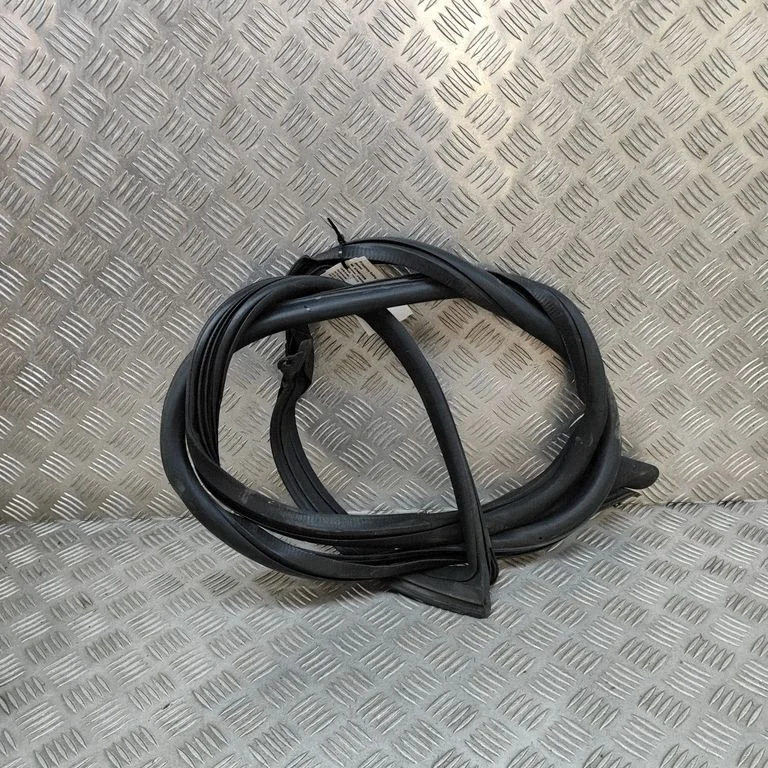 Blīvgumija (uz priekšējām durvīm) 8W8831707