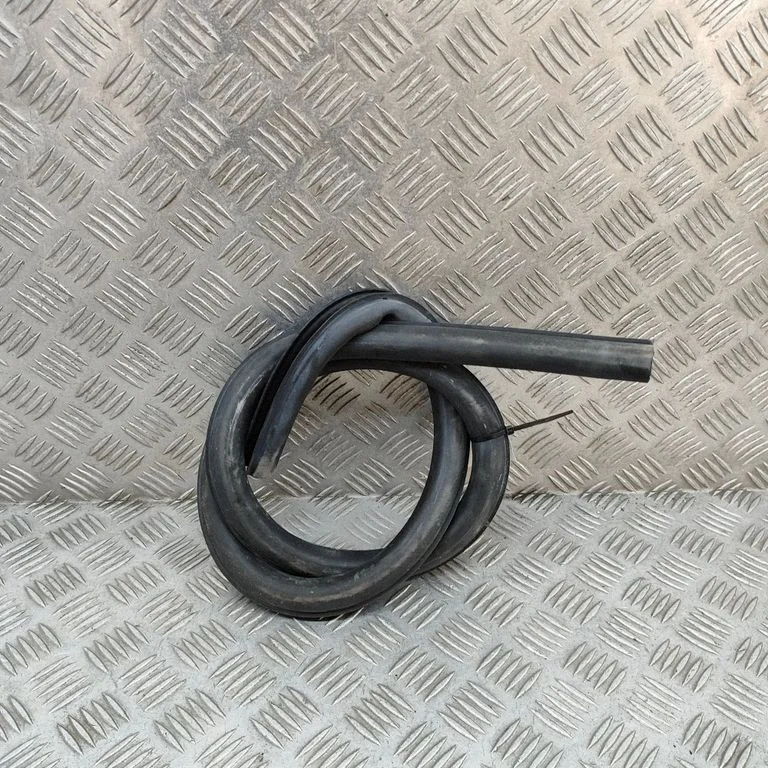 Blīvgumija (uz priekšējām durvīm) 4G8831707A