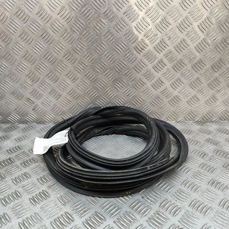 Rubber seal front coupe door – Porsche Macan (95B) (2014-2018)