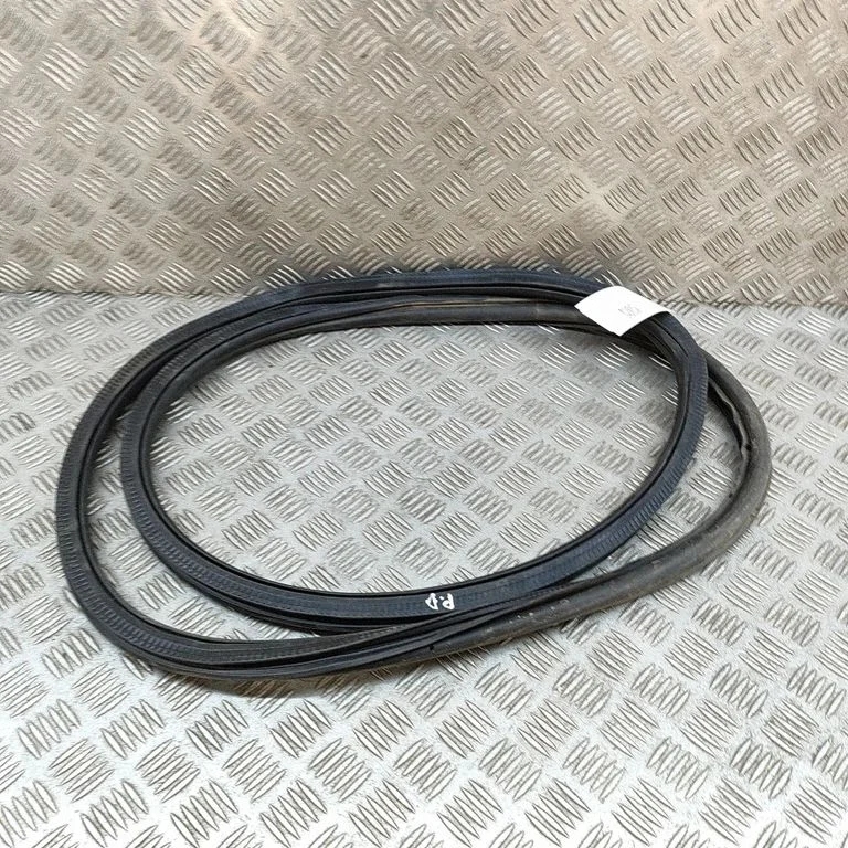 Blīvgumija (uz priekšējām durvīm) 82G831721B