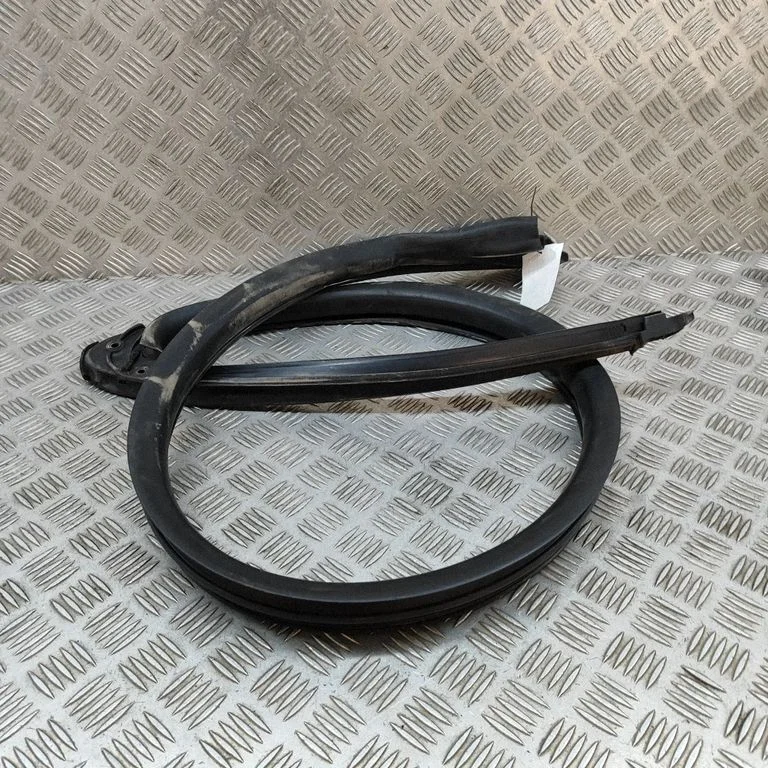 Uszczelka drzwi przednich (wersja 2-drzwiowa) 6W8320711AH