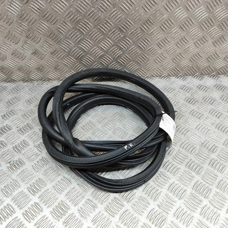 Blīvgumija (uz priekšējām durvīm) 7P0867365H