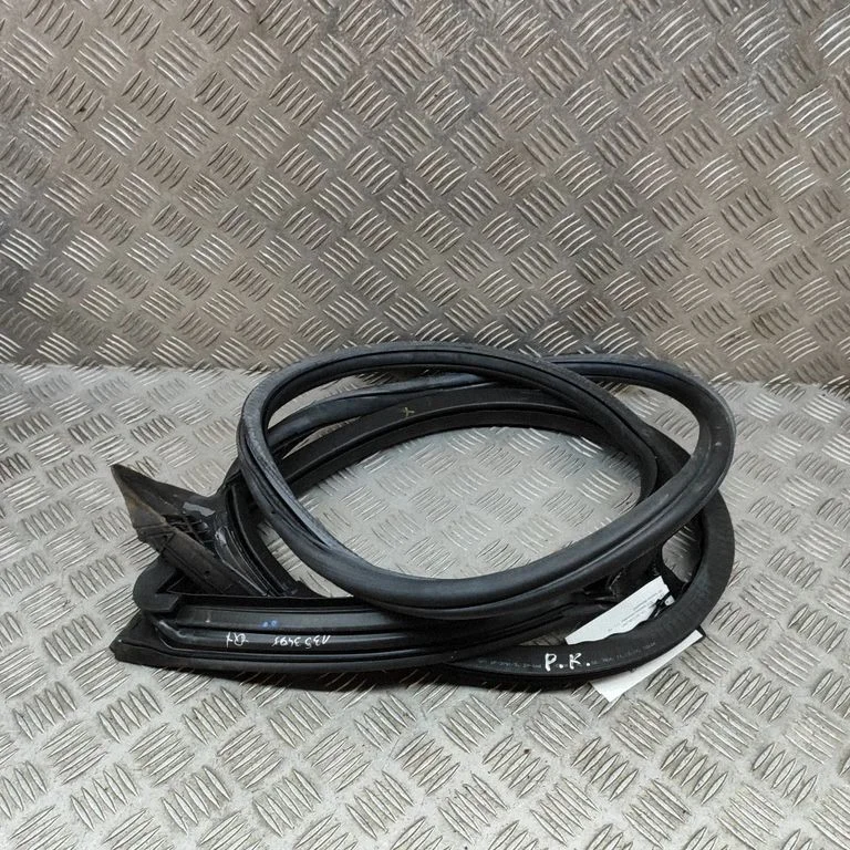 Blīvgumija (uz priekšējām durvīm) 3G8867337M