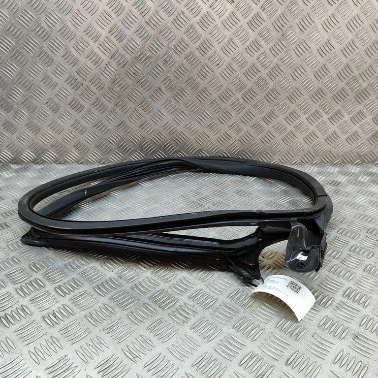 Blīvgumija (uz priekšējām durvīm) 8W8831707