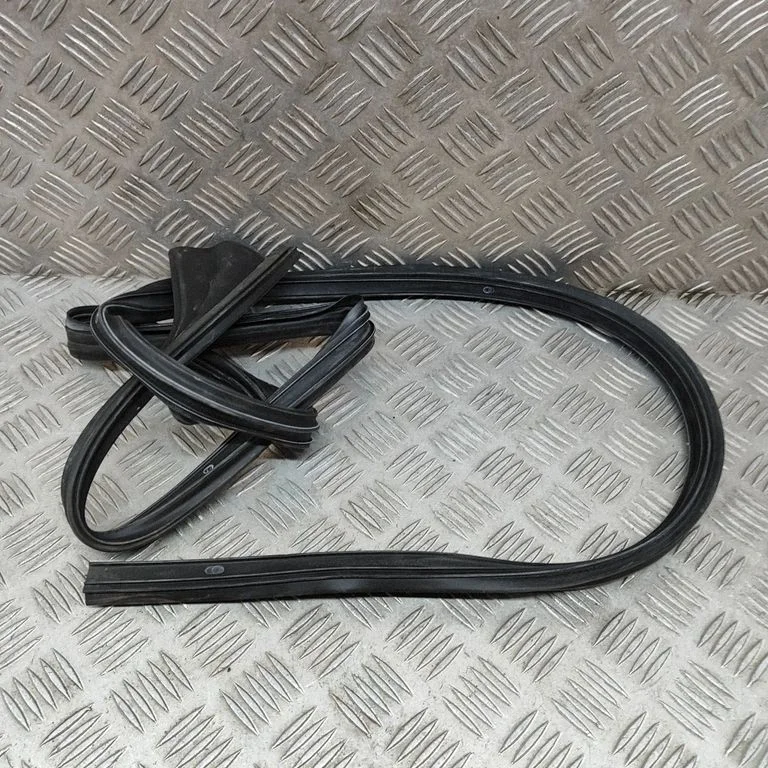 Blīvgumija (uz priekšējām durvīm) 149767700B