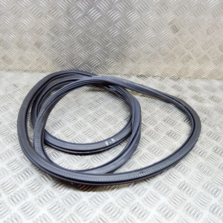 Rubber seal front coupe door – Porsche Macan (95B) (2019-)