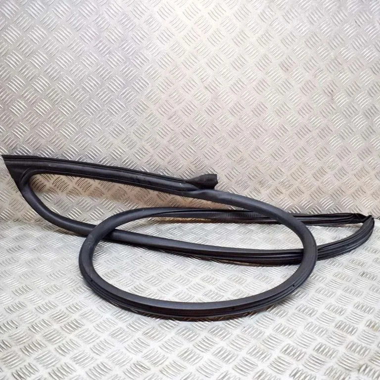 Blīvgumija (uz priekšējām durvīm) 670032866