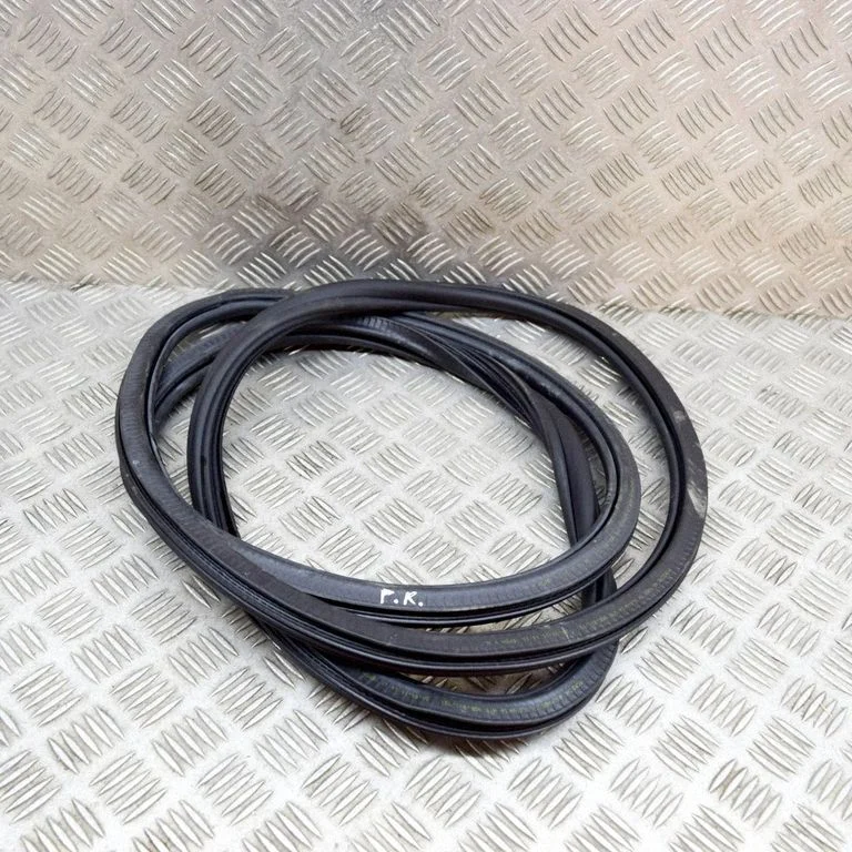 Rubber seal front coupe door – Porsche Macan (95B) (2014-2018)