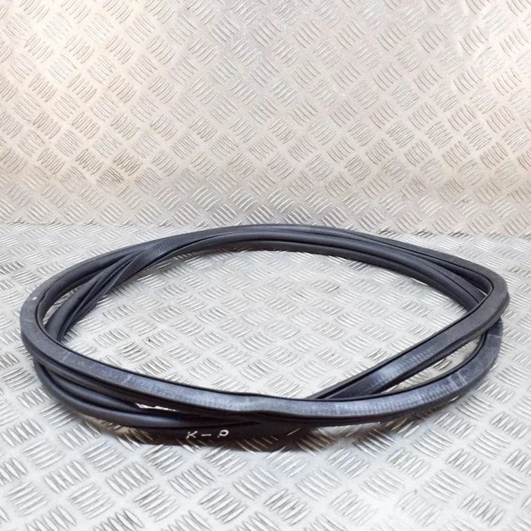 Blīvgumija (uz priekšējām durvīm) 82G831721B