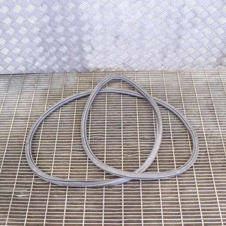 Rubber seal front coupe door – Porsche Macan (95B) (2014-2018)