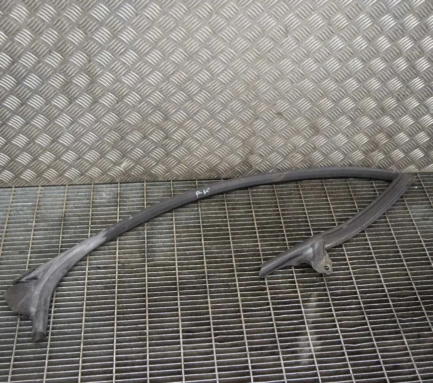 Blīvgumija (uz priekšējām durvīm) 4G8845353