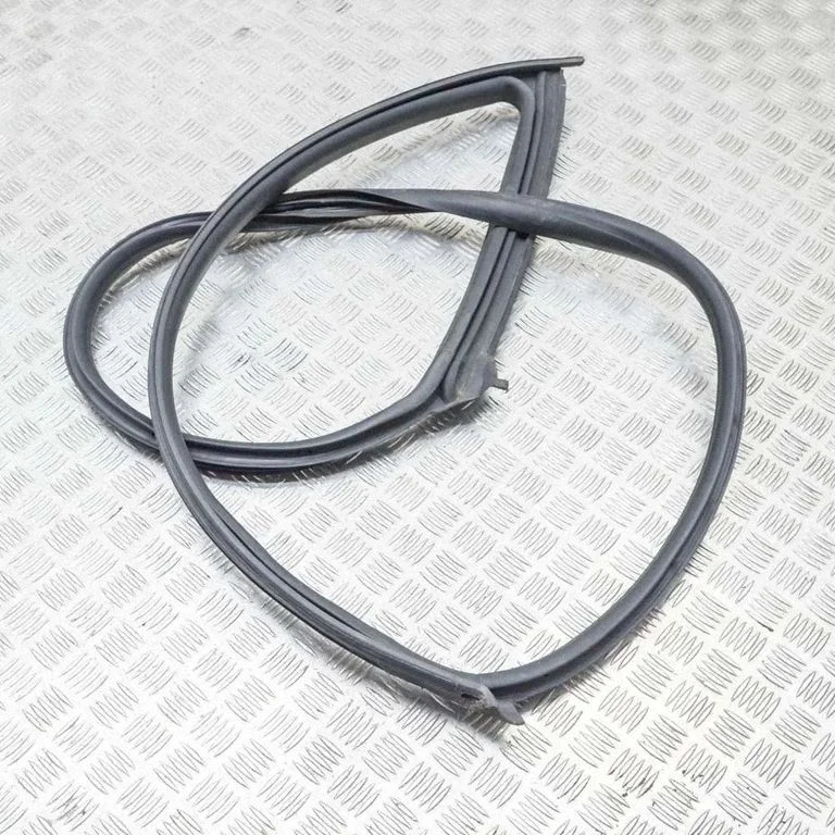 Rubber seal front coupe door – left