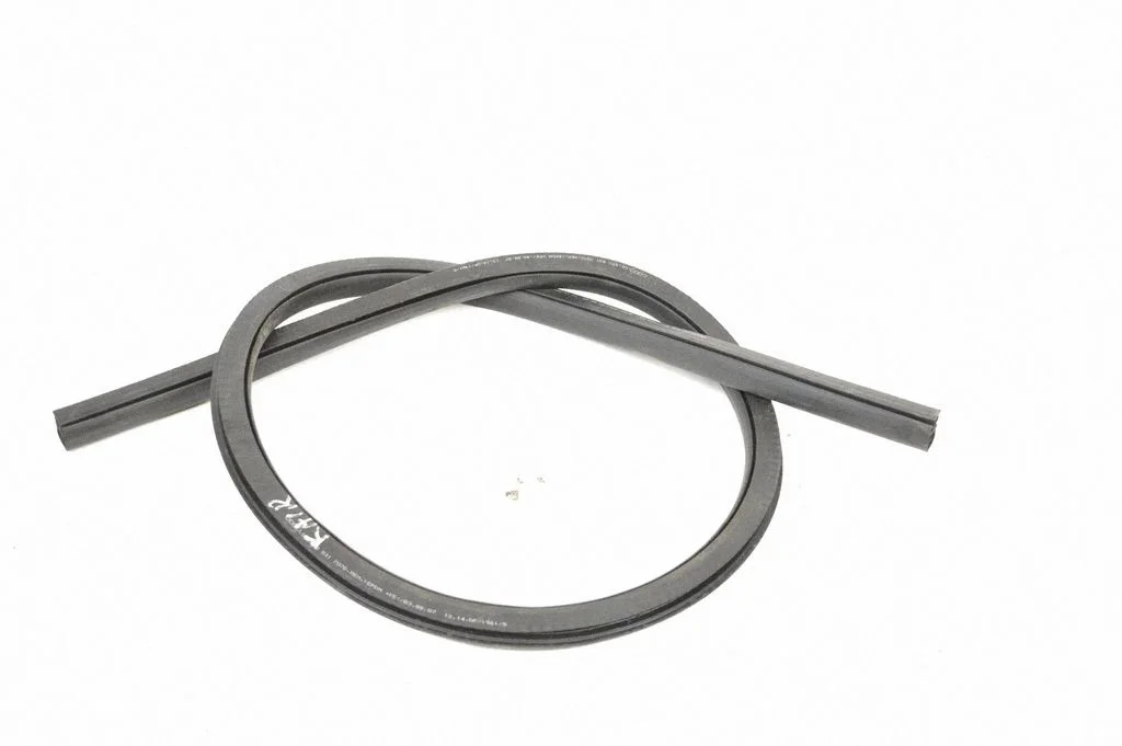 Blīvgumija (uz priekšējām durvīm) 8T0831707D