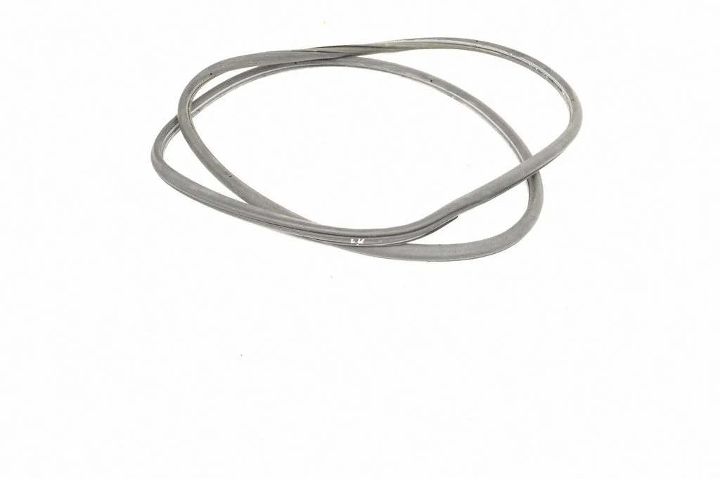 Blīvgumija (uz priekšējām durvīm) 7L0837911D