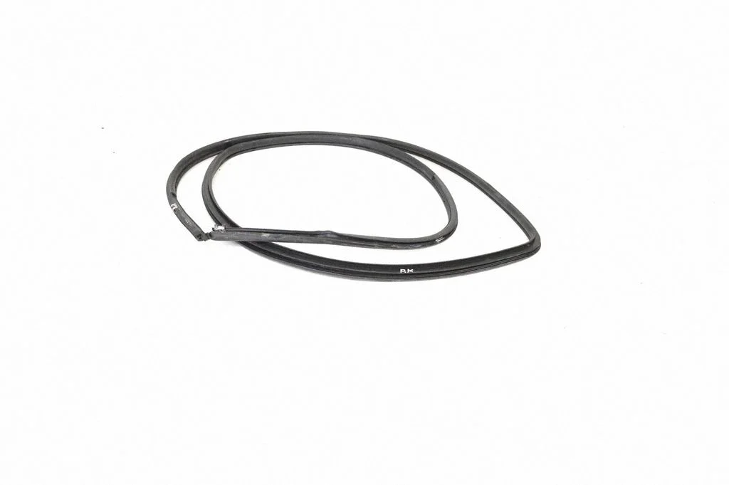 Blīvgumija (uz priekšējām durvīm) – kreisā