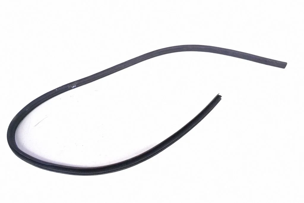 Rubber seal front coupe door 7046101