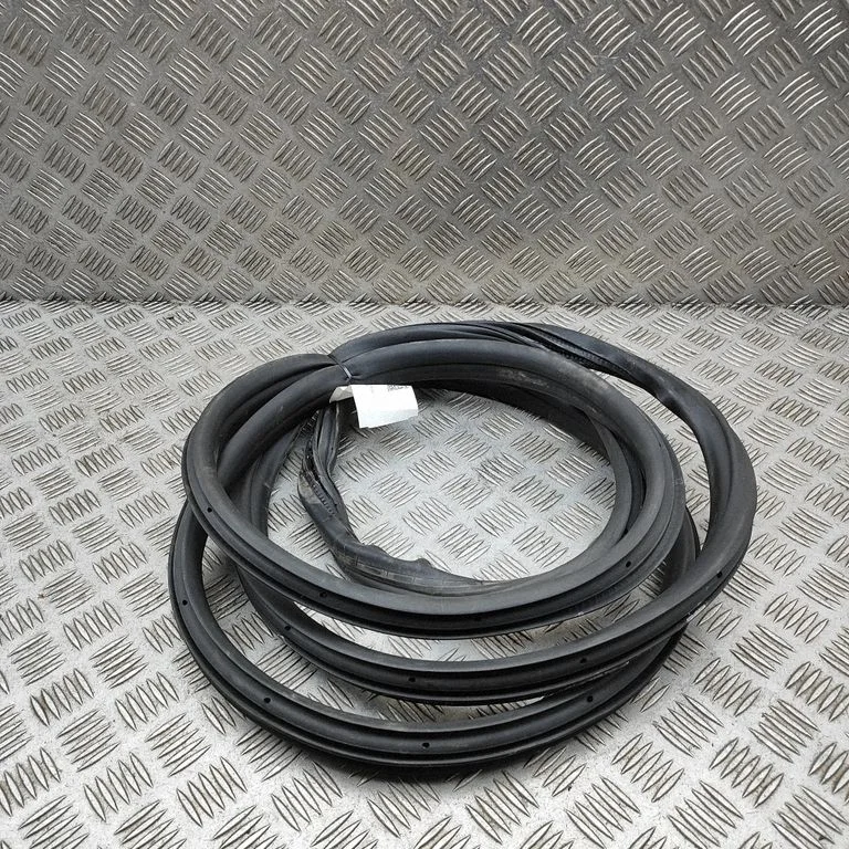 Priekšējā blīvgumija (uz durvīm) KK31V20708CA