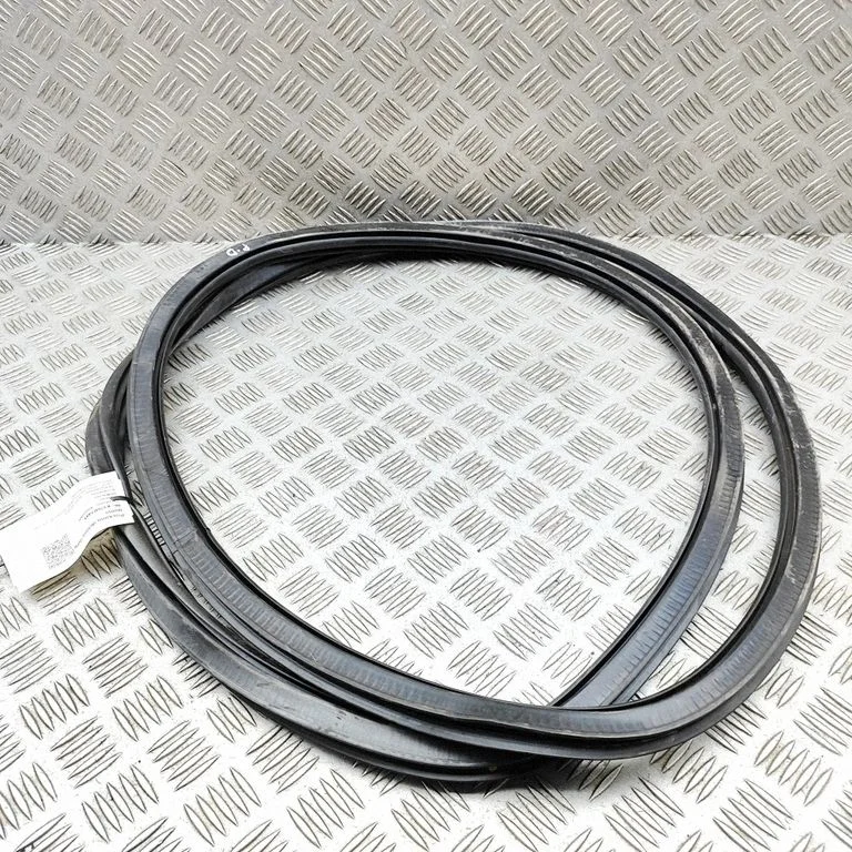 Priekšējā blīvgumija (uz durvīm) 8U0831721