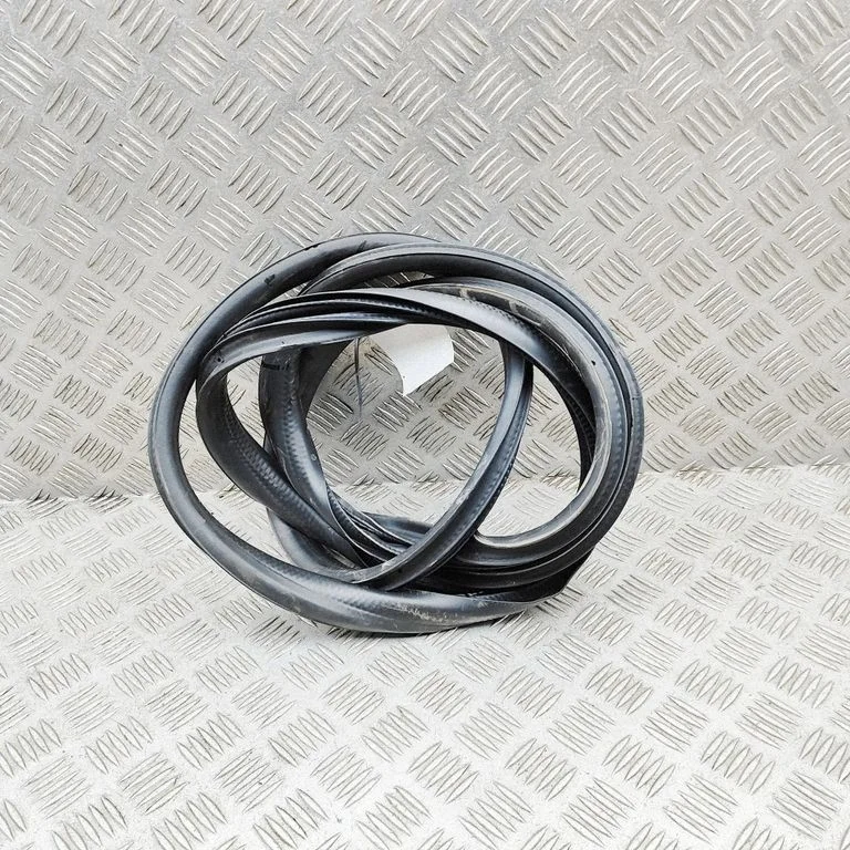 Priekšējā blīvgumija (uz durvīm) 808320830R