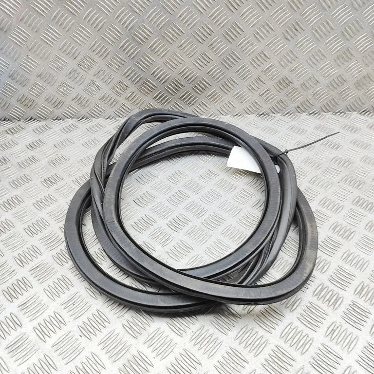 Esiukse tihend (ukse pool) 83F831721B
