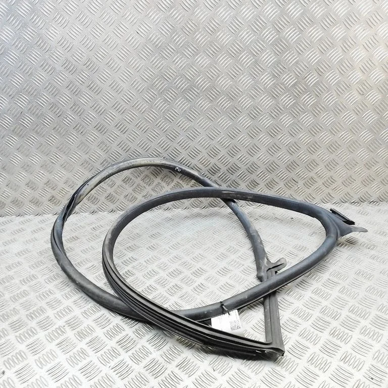 Priekšējā blīvgumija (uz durvīm) 8S8831708A