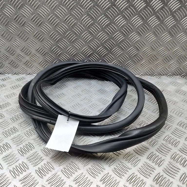 Rubber seal front door (on door) 82120CU000