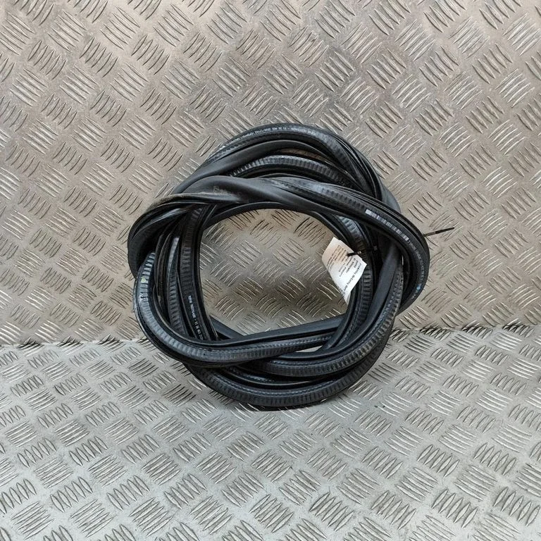 Priekšējā blīvgumija (uz durvīm) 9839764680
