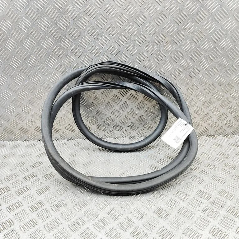 Priekšējā blīvgumija (uz durvīm) 2K0837911H