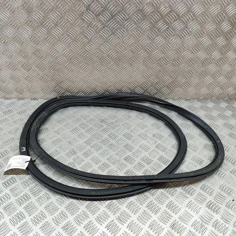 Priekšējā blīvgumija (uz durvīm) 8V3831721B