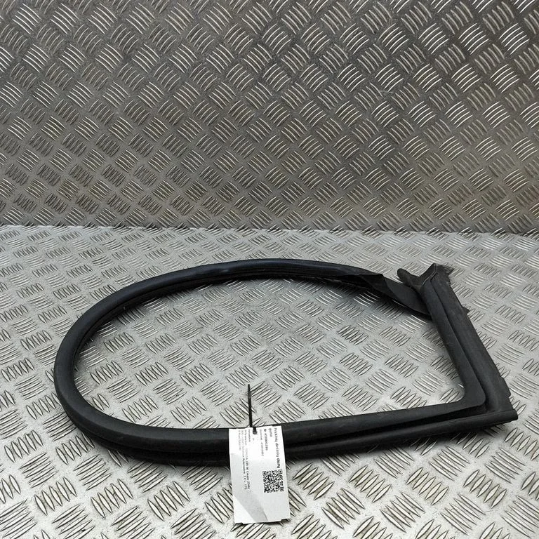 Rubber seal front door (on door) SU00308599