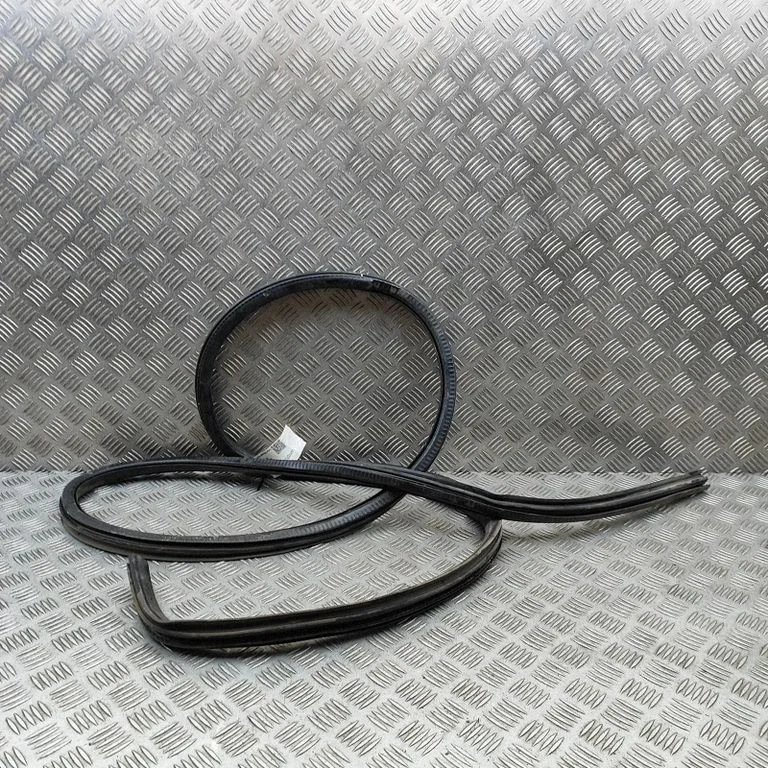 Priekšējā blīvgumija (uz durvīm) 7E0837762J