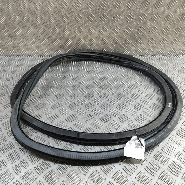Priekšējā blīvgumija (uz durvīm) 5LA867912